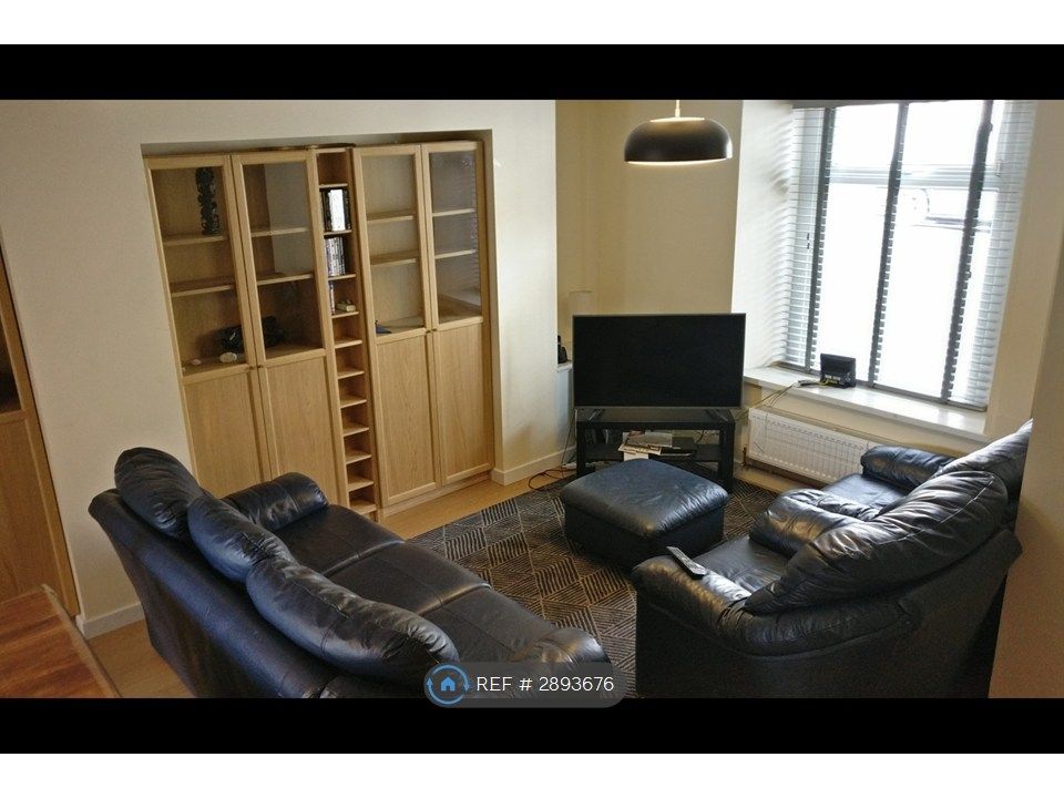 Property photo 2 of 8 Spacious Shared Lounge