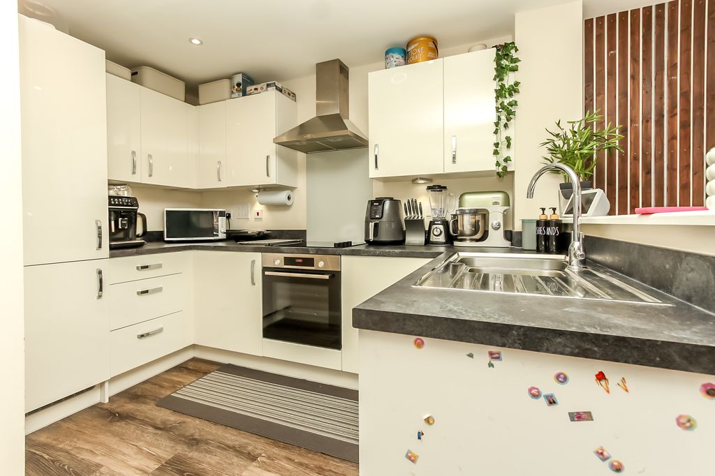 Property photo 2 of 10 Kitchen