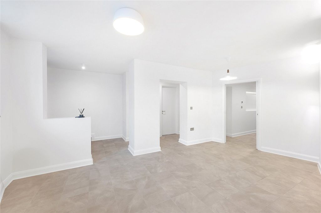 Property photo 3 of 15 Reception