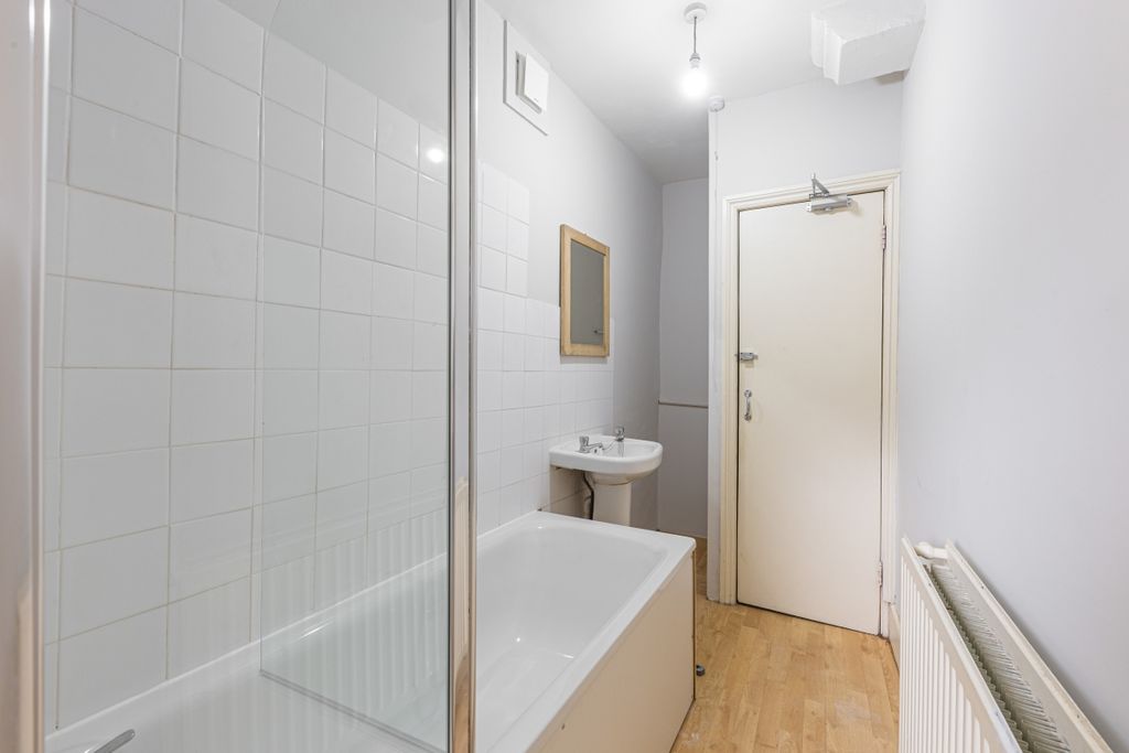 Property photo 3 of 10 151A Englefield R...