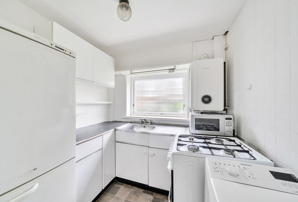 Property photo 2 of 10 1306738-18-684Abf...