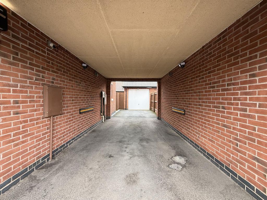 Property photo 2 of 27 Garage.