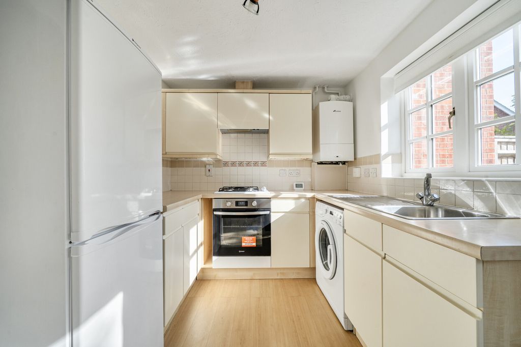 Property photo 3 of 10 Kitchen