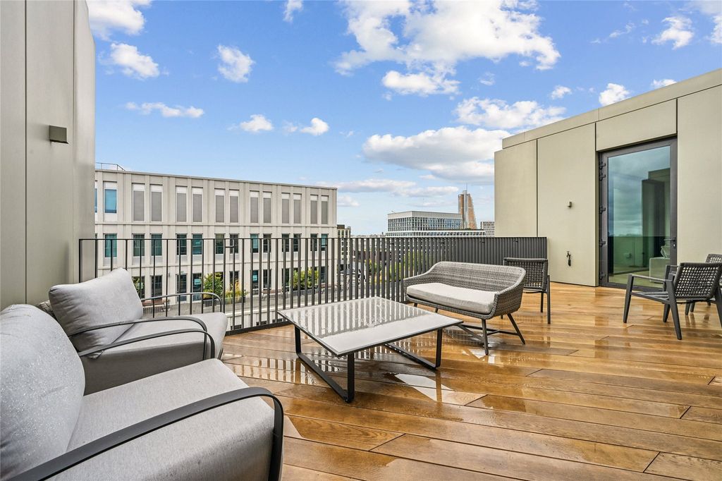 Property photo 2 of 24 Roof Terrace