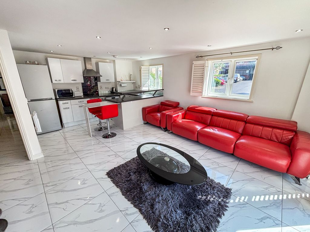 Property photo 2 of 12 Lounge / Diner