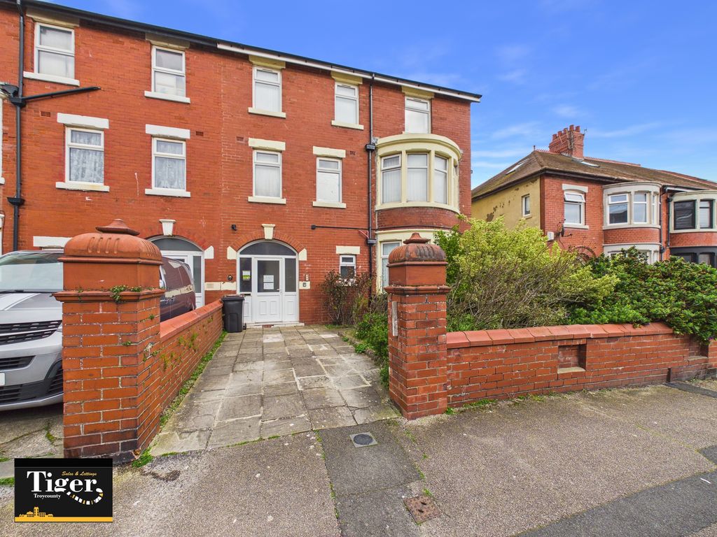 Property photo 1 of 37 Cam03440G0-Pr0558-Still022
