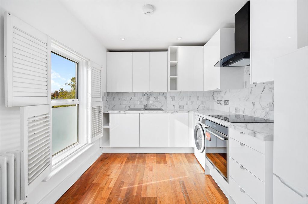 Property photo 3 of 9 Kitchen