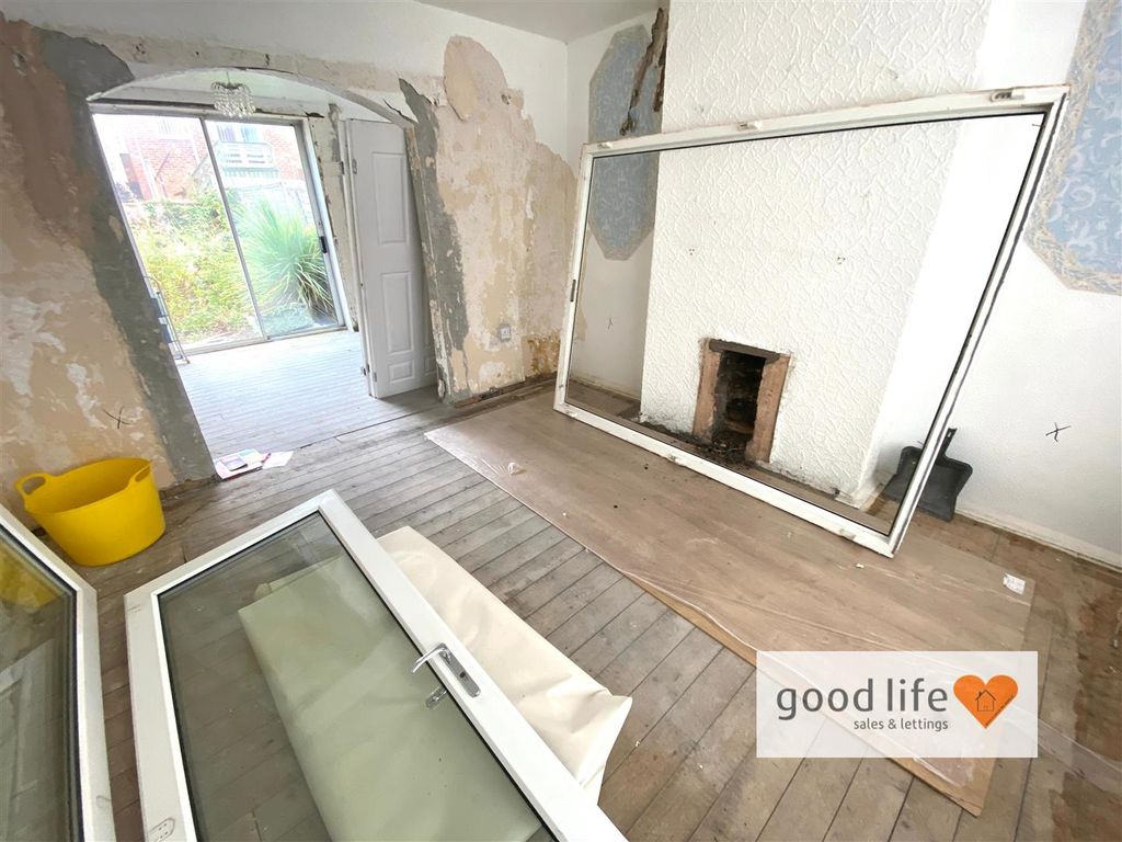 Property photo 3 of 12 20250903_120948457_Ios43Shaftburyavenue.Jpg
