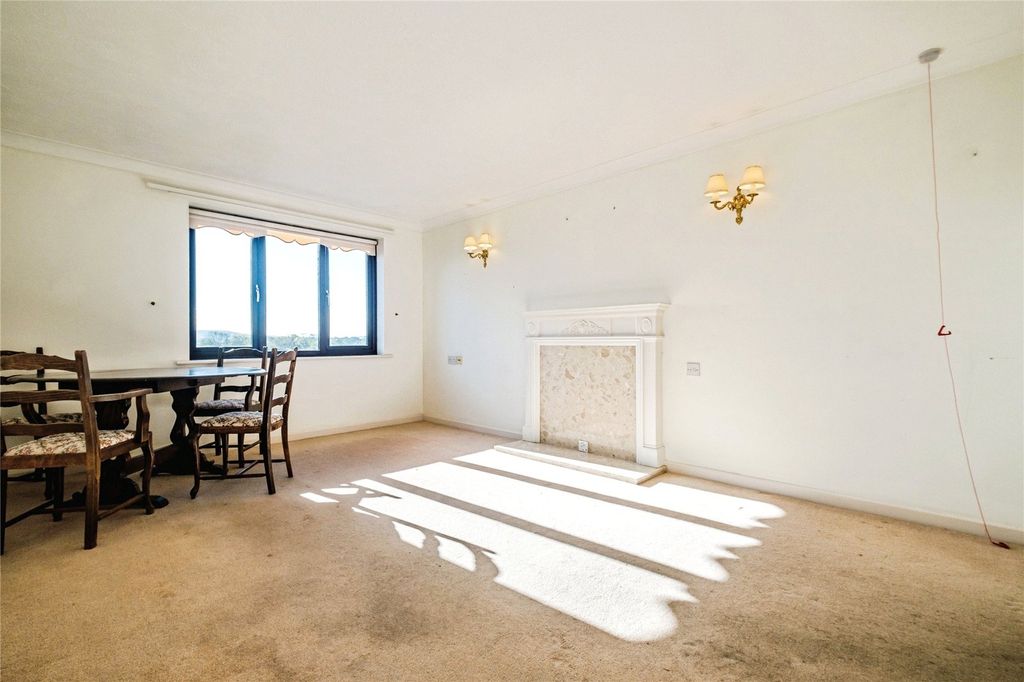 Property photo 2 of 18 Lounge