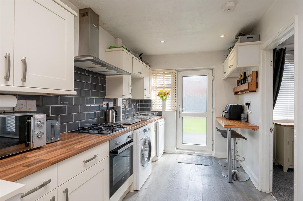 Property photo 3 of 16 Kitchen