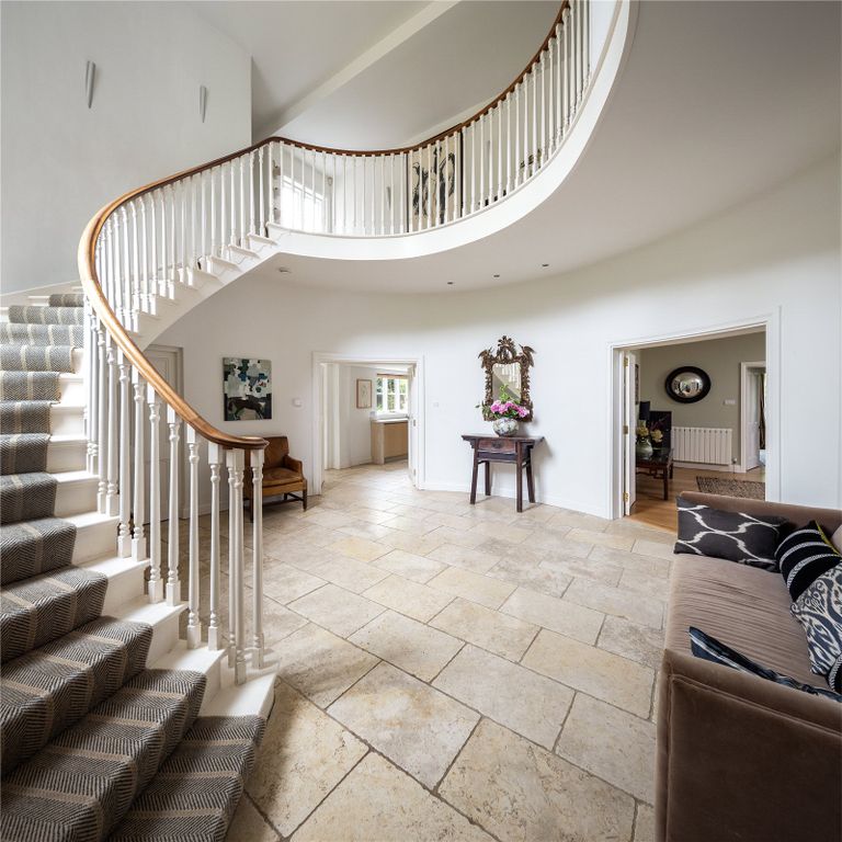 Property photo 3 of 11 Entrance Hall