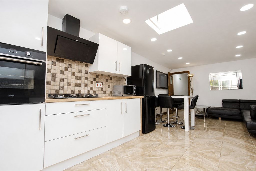 Property photo 3 of 15 Approach
