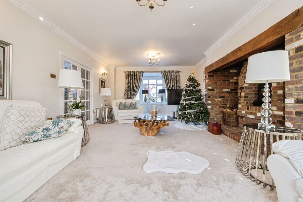 Property photo 2 of 27