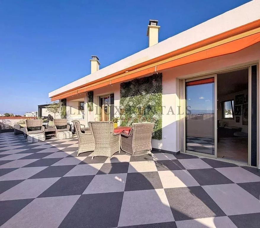 Property photo 1 of 10 Exceptional Top-Floor Apartment With Terrace And Sea View