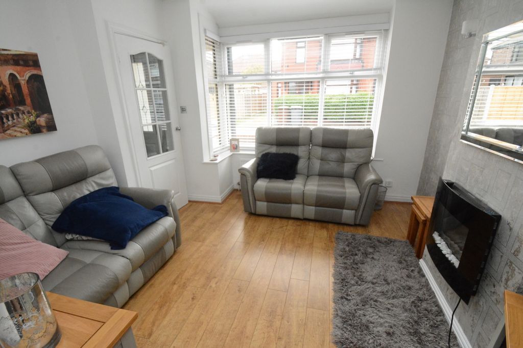 Property photo 3 of 15 Lounge