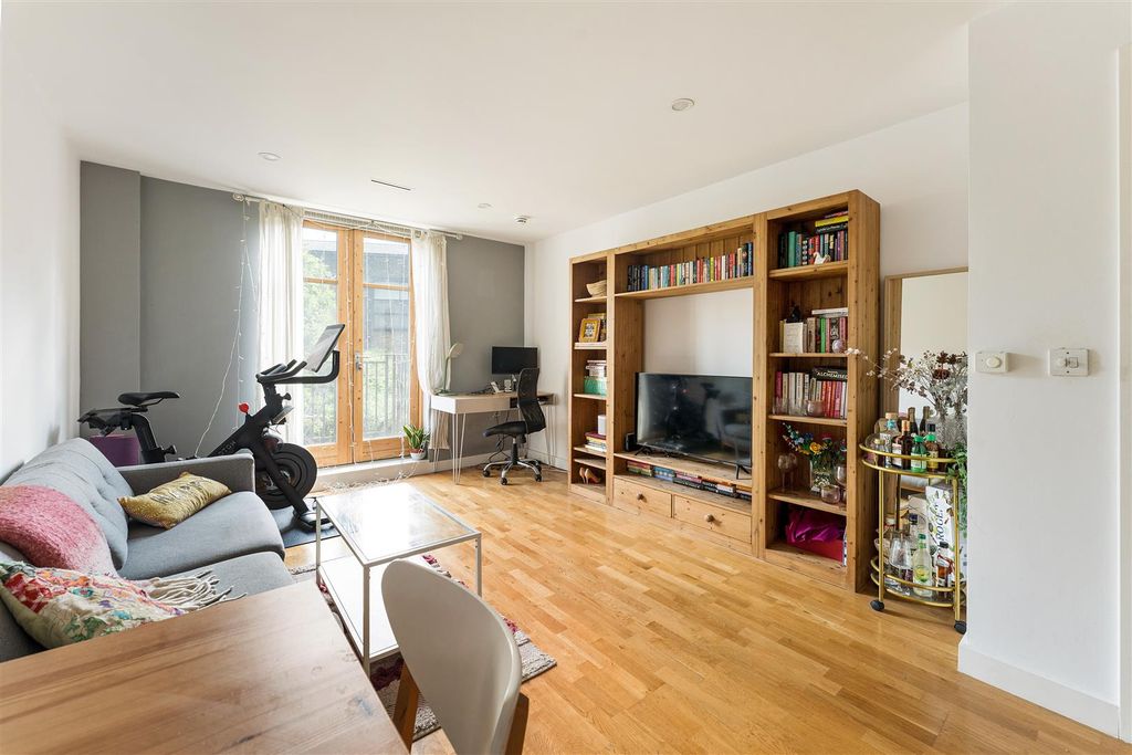 Property photo 2 of 17 Holloway Road, N7