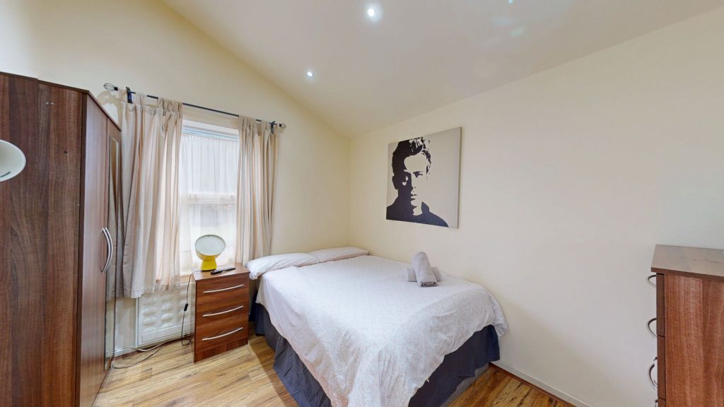 Property photo 1 of 10 Bedroom