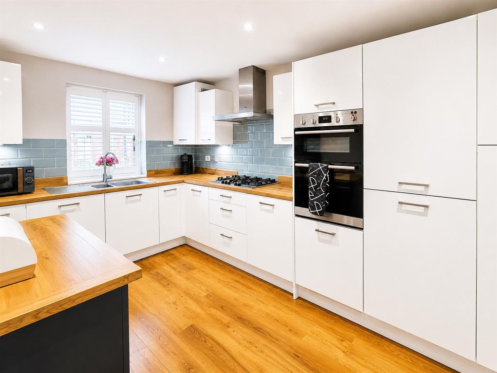 Property photo 3 of 26 Fitted Kitchen