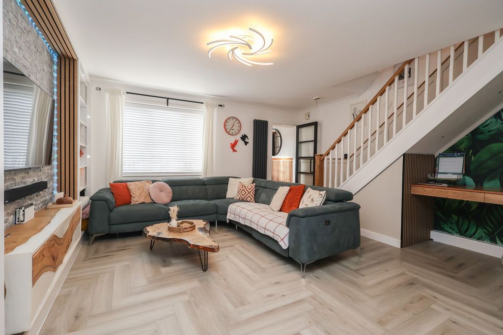 Property photo 2 of 23 Lounge