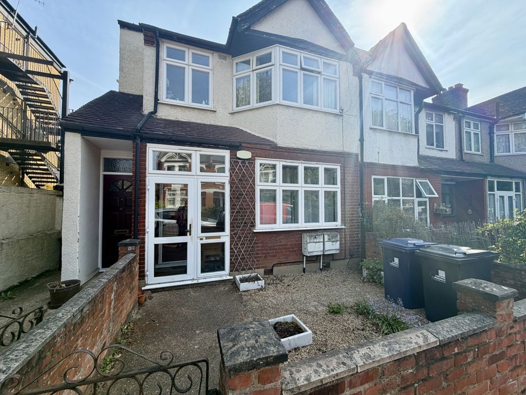 Property photo 1 of 5 Spacious 1 Bedroom Maisonette For Sale In Ealing, Northfields