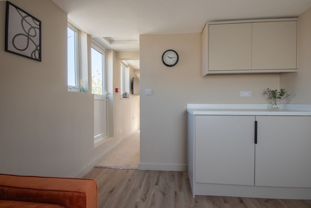 Property photo 3 of 15 Room6-4