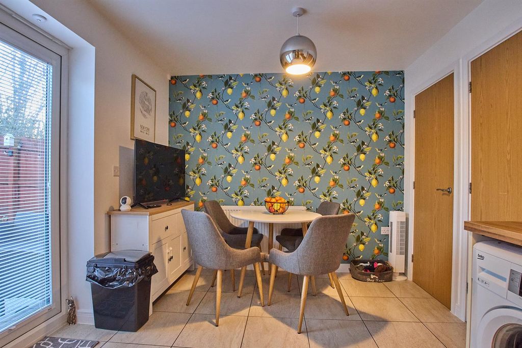 Property photo 3 of 12 Dining Kitchen