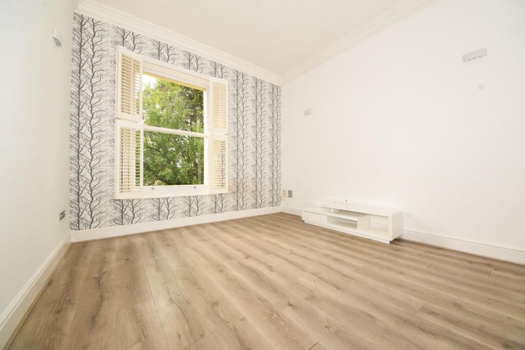 Additional image 4 of 3 bed flat for saleBrooklands House, Lucas Court, Leamington Spa CV32