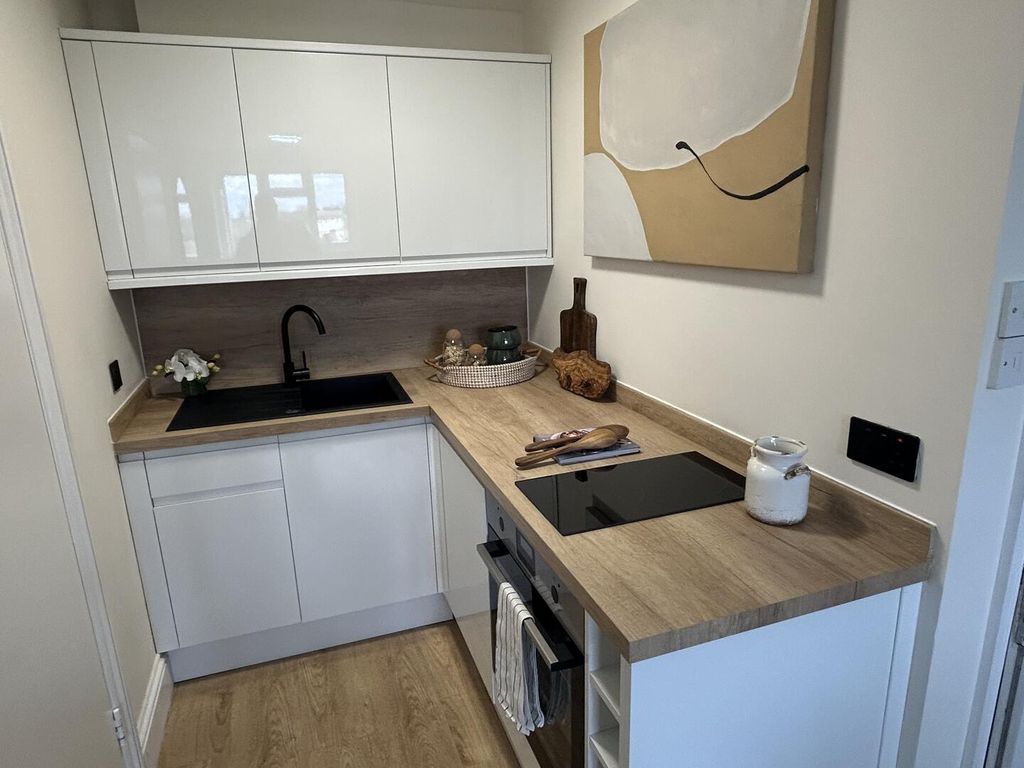 Property photo 3 of 7 Kitchen