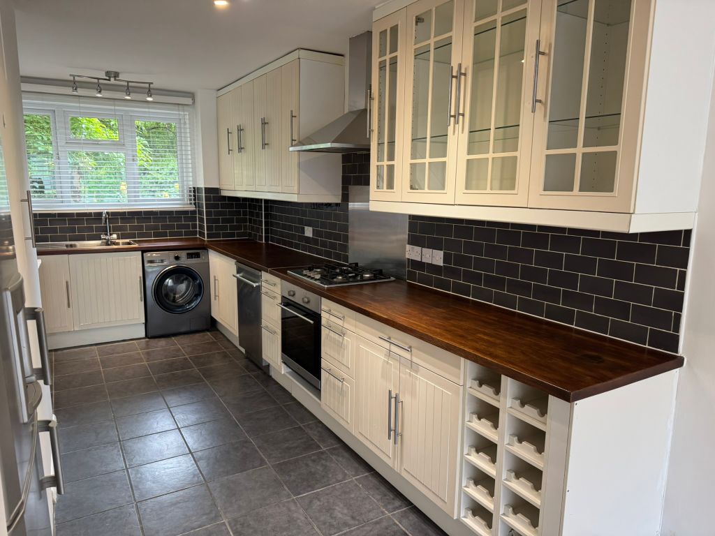 Property photo 1 of 10 Kitchen