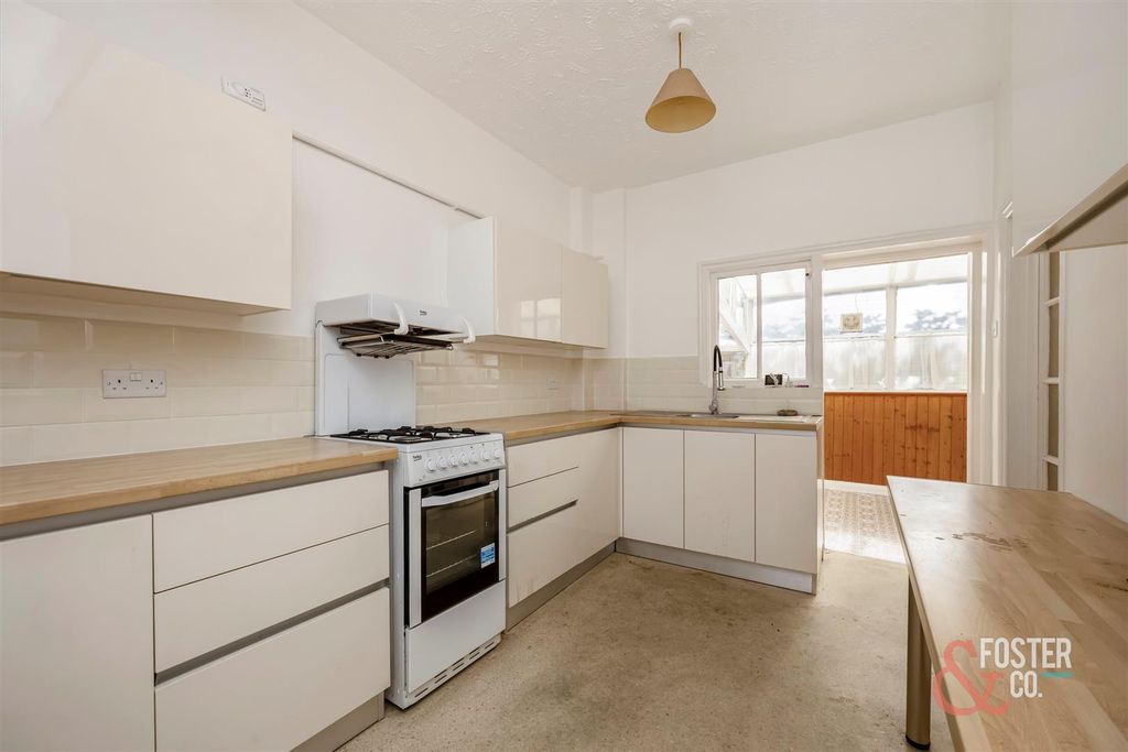 Property photo 3 of 18 St Leonards Avenue, 123-010.Jpg