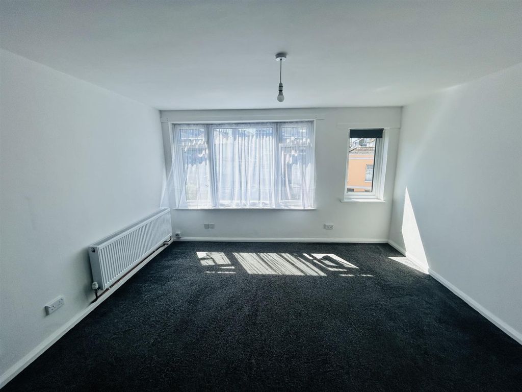 Property photo 2 of 9 01323 438506