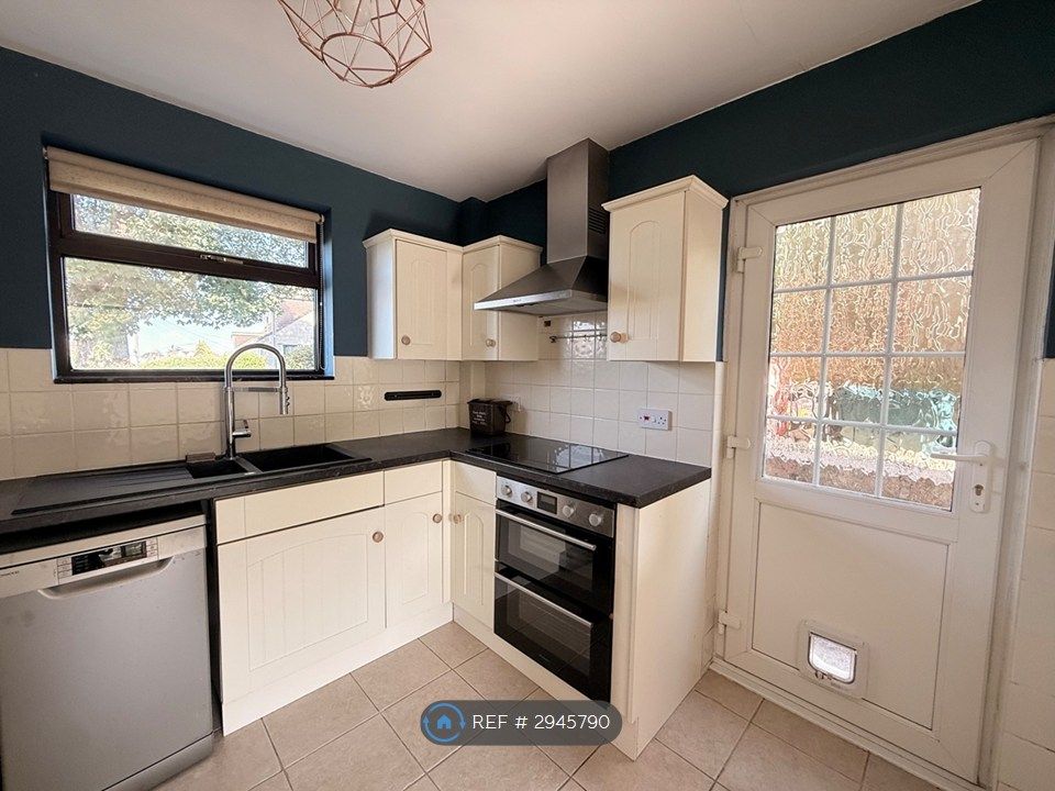Property photo 3 of 12 Kitchen