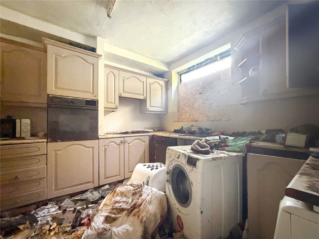 Property photo 3 of 10 Kitchen