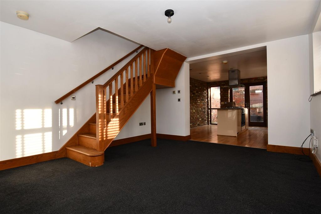 Property photo 3 of 20 Lounge