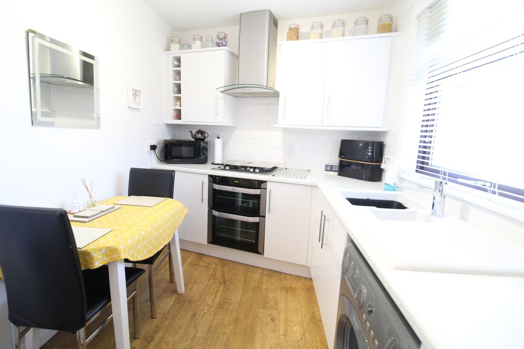 Property photo 3 of 9 Kitchen