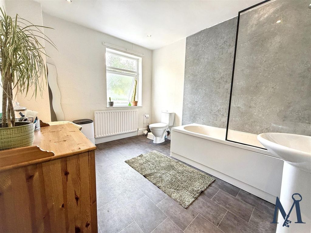 Property photo 3 of 23 Family Bathroom