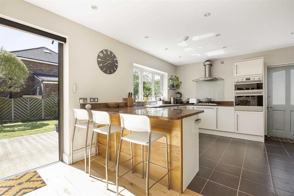 Property photo 3 of 27 Kitchen/Breakfast Room