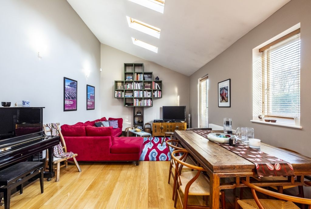 Property photo 2 of 12 Prices Mews