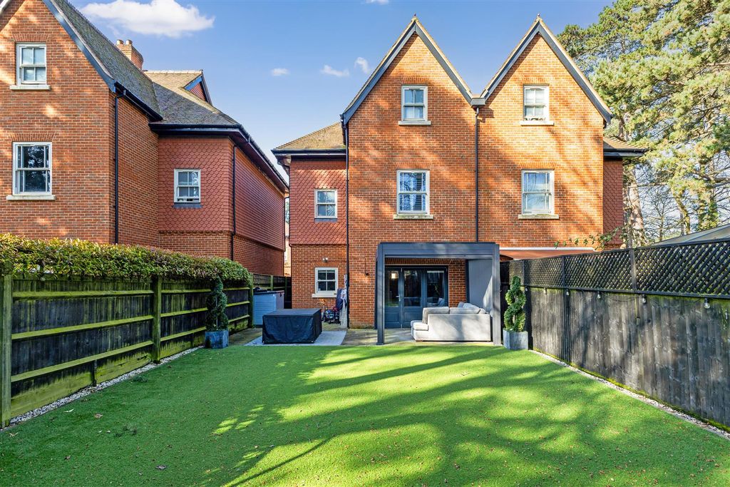 Property photo 2 of 18 104556_4 Queensbury Gardens-21.Jpg