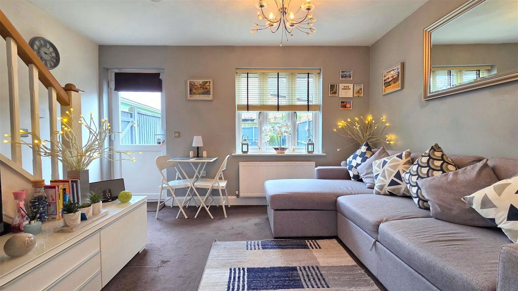 Property photo 2 of 11 Lounge