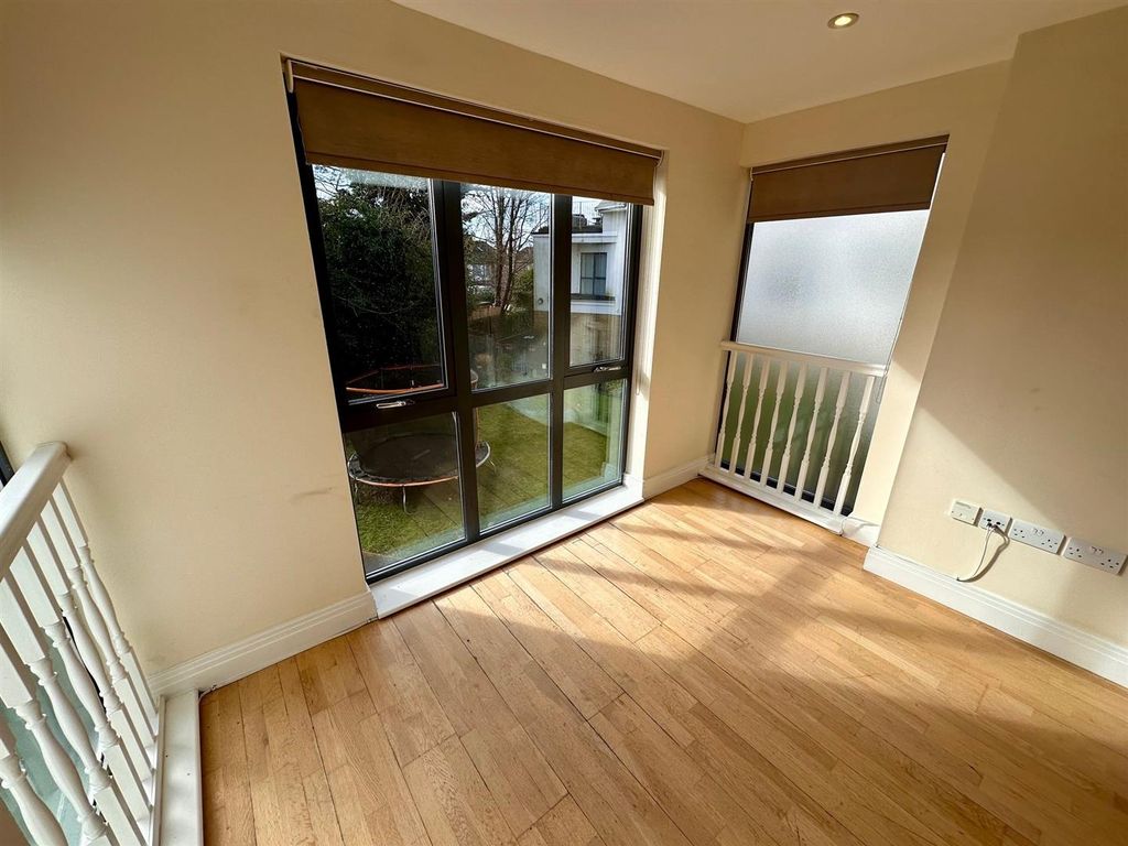 Property photo 3 of 10 Livin.Jpg