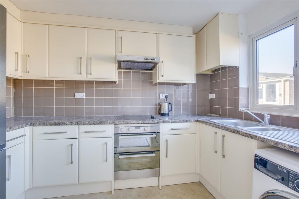 Property photo 2 of 15 5 Ashtree Walk, Hp15 7Tg-8.Jpg