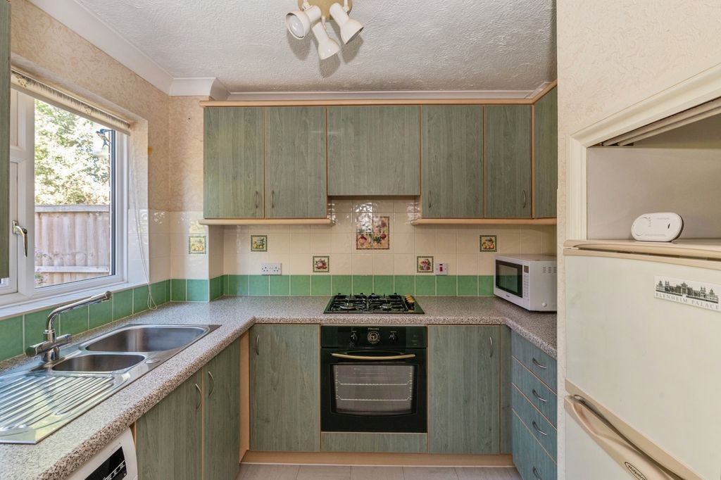 Property photo 3 of 19 Kitchen