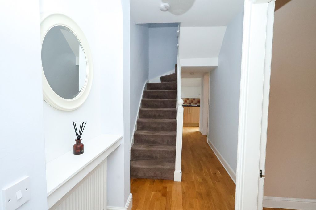 Property photo 2 of 16 Hallway