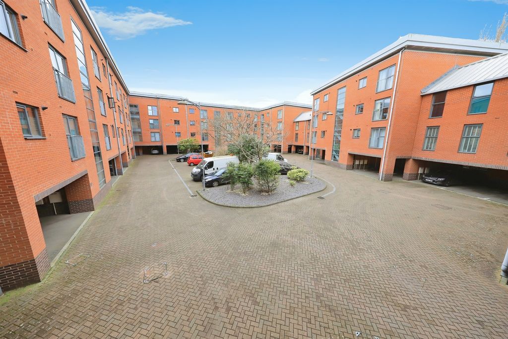 Property photo 2 of 17