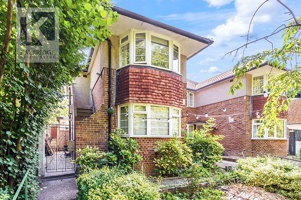 Property photo 1 of 11 Kingston Road, Epsom
