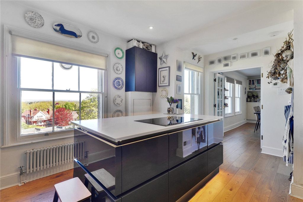 Property photo 3 of 12 Kitchen/Breakfast