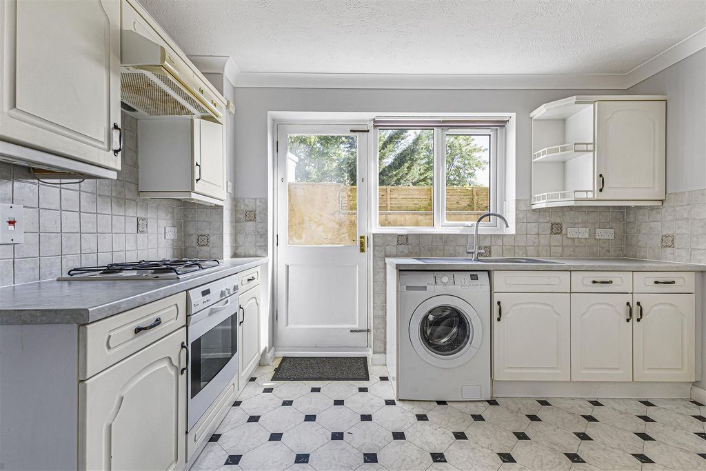Property photo 3 of 10 Kitchen