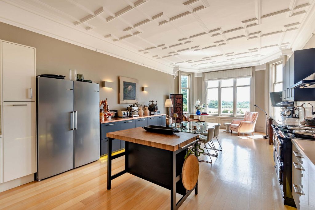 Property photo 3 of 16 Kitchen Breakfast