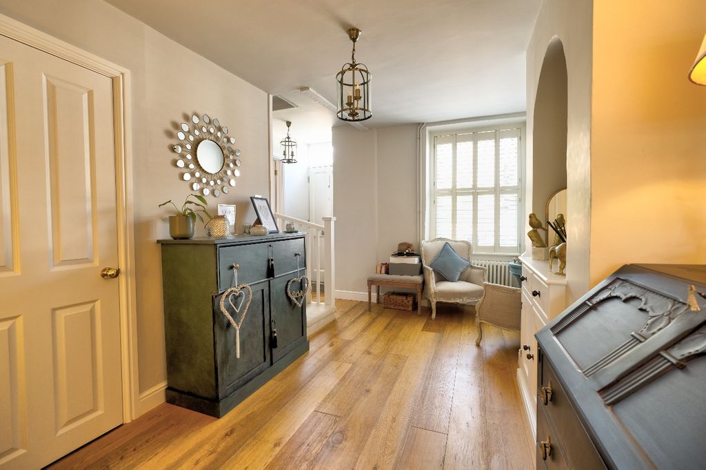 Property photo 2 of 20 Entrance Hall